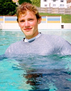 Sweatshirt in pool